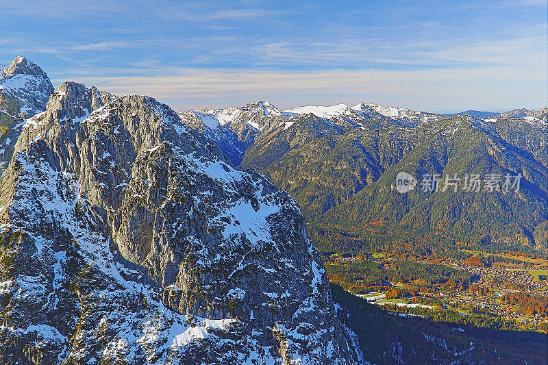 在积雪覆盖的阿尔卑斯山上，田园诗般的绿色山谷景观从山顶，雄伟的巴伐利亚阿尔卑斯，戏剧性的巴伐利亚德国雪山全景，Garmisch Partenkirchen，德国